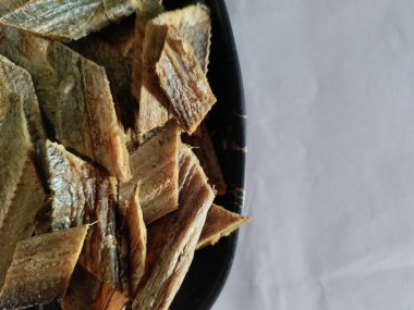 Kuru kurdele balığı (ayrıca kurutulmuş vaala ya da kurutulmuş mürekkep balığı olarak da bilinir), protein, omega-3 yağ asitleri ve çoğu zaman köri veya kızarmış olarak hazırlanan diğer temel besinler bakımından zengin popüler bir deniz ürünleri lezzetidir..