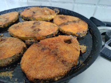 Tawa kızarmış ton balığı dilimleri..