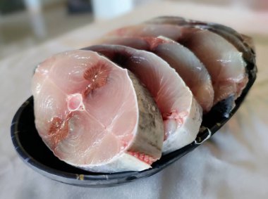 Çiğ dilimlenmiş ton balığı. 