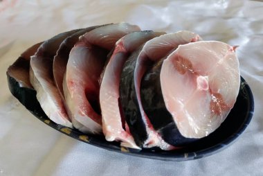 Çiğ dilimlenmiş ton balığı. 