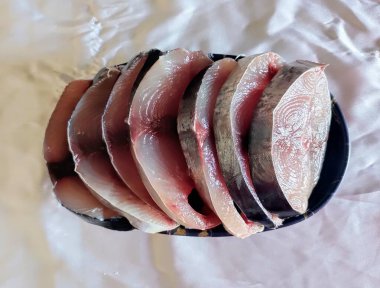 Çiğ dilimlenmiş ton balığı. 