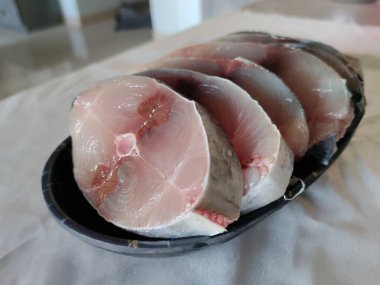 Çiğ dilimlenmiş ton balığı. 