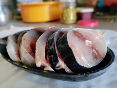 Çiğ dilimlenmiş ton balığı. 