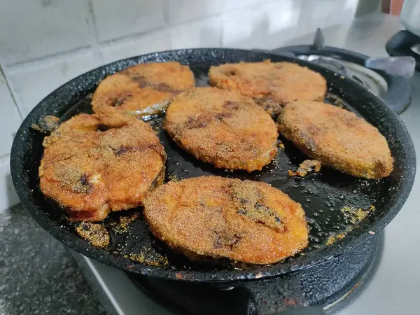 Tawa kızarmış ton balığı dilimleri..