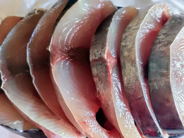 Çiğ dilimlenmiş ton balığı. 