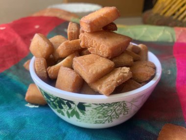 Shankarpali ayrıca kızartılmış tatlı olarak da bilinir. Geleneksel ev yapımı Hint yemeği, gujarati veya maharashtrian bayramı tatlı atıştırmalığı.