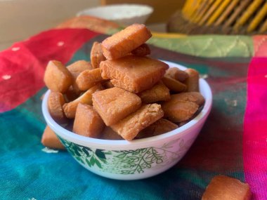 Shankarpali ayrıca kızartılmış tatlı olarak da bilinir. Geleneksel ev yapımı Hint yemeği, gujarati veya maharashtrian bayramı tatlı atıştırmalığı.