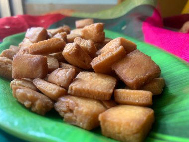 Shankarpali ayrıca kızartılmış tatlı olarak da bilinir. Geleneksel ev yapımı Hint yemeği, gujarati veya maharashtrian bayramı tatlı atıştırmalığı.