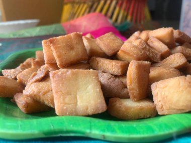 Shankarpali ayrıca kızartılmış tatlı olarak da bilinir. Geleneksel ev yapımı Hint yemeği, gujarati veya maharashtrian bayramı tatlı atıştırmalığı.