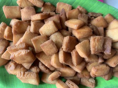 Shankarpali ayrıca kızartılmış tatlı olarak da bilinir. Geleneksel ev yapımı Hint yemeği, gujarati veya maharashtrian bayramı tatlı atıştırmalığı.