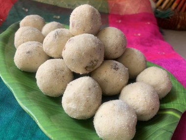 Rava Laddu ya da Semolina Laddoo ya da Rawa Ladu, Hindistan Maharashtra 'dan popüler bir tatlı yemektir. Diwali atıştırmalıkları. Diwali tatlıları.