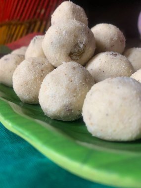 Rava Laddu ya da Semolina Laddoo ya da Rawa Ladu, Hindistan Maharashtra 'dan popüler bir tatlı yemektir. Diwali atıştırmalıkları. Diwali tatlıları.