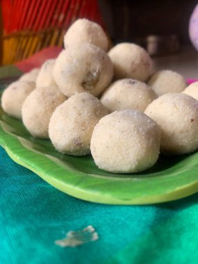 Rava Laddu ya da Semolina Laddoo ya da Rawa Ladu, Hindistan Maharashtra 'dan popüler bir tatlı yemektir. Diwali atıştırmalıkları. Diwali tatlıları.