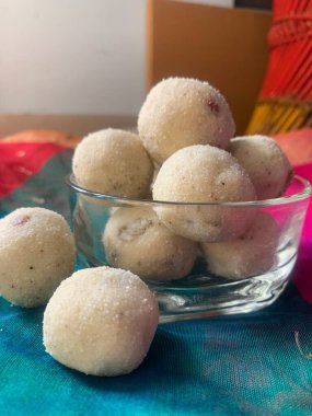 Rava Laddu ya da Semolina Laddoo ya da Rawa Ladu, Hindistan Maharashtra 'dan popüler bir tatlı yemektir. Diwali atıştırmalıkları. Diwali tatlıları.