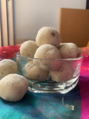 Rava Laddu ya da Semolina Laddoo ya da Rawa Ladu, Hindistan Maharashtra 'dan popüler bir tatlı yemektir. Diwali atıştırmalıkları. Diwali tatlıları.