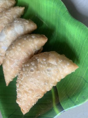 Gujiya ya da gujia ya da karanji - tatlı börek. Hint aperatifleri diwali, holi ve kutlamalar için Maharashtra 'da Karanji ve Orta Hindistan' da Ghujia 'da yapılır.