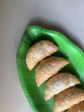 Gujiya ya da gujia ya da karanji - tatlı börek. Hint aperatifleri diwali, holi ve kutlamalar için Maharashtra 'da Karanji ve Orta Hindistan' da Ghujia 'da yapılır.
