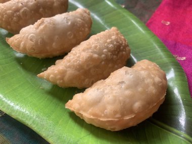 Gujiya ya da gujia ya da karanji - tatlı börek. Hint aperatifleri diwali, holi ve kutlamalar için Maharashtra 'da Karanji ve Orta Hindistan' da Ghujia 'da yapılır.