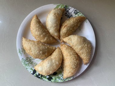 Gujiya ya da gujia ya da karanji - tatlı börek. Hint aperatifleri diwali, holi ve kutlamalar için Maharashtra 'da Karanji ve Orta Hindistan' da Ghujia 'da yapılır.