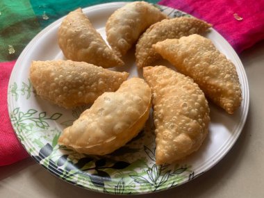 Gujiya ya da gujia ya da karanji - tatlı börek. Hint aperatifleri diwali, holi ve kutlamalar için Maharashtra 'da Karanji ve Orta Hindistan' da Ghujia 'da yapılır.