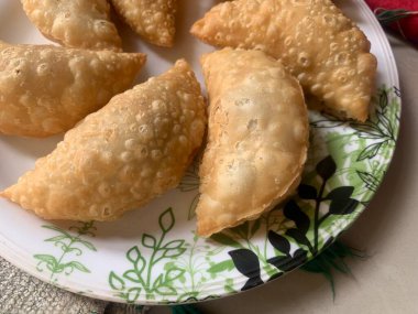 Gujiya ya da gujia ya da karanji - tatlı börek. Hint aperatifleri diwali, holi ve kutlamalar için Maharashtra 'da Karanji ve Orta Hindistan' da Ghujia 'da yapılır.