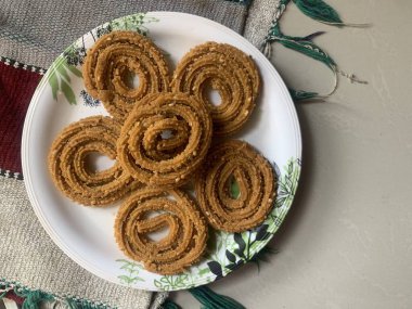 Diwali festivali atıştırmalıkları. Geleneksel Hint Çay Zamanı Atıştırmalığı Chakli, kızarmış bir aperatif, Chakali, Murukku, Muruku, Murkoo, Chakri olarak bilinir..