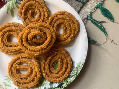 Diwali festivali atıştırmalıkları. Geleneksel Hint Çay Zamanı Atıştırmalığı Chakli, kızarmış bir aperatif, Chakali, Murukku, Muruku, Murkoo, Chakri olarak bilinir..