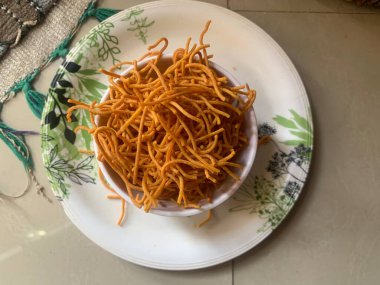 Hindistan 'ın popüler atıştırmalıkları Bhujia Sev veya Shev in the bowl. Pepper Sev nohut unundan yapılmış küçük çıtır eriştelerden oluşuyor. Diwali festivali atıştırmalıkları.