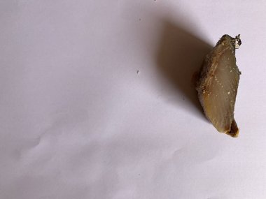 Kuru tuzlu surmai balığı parçaları, daha sonra yemek için korunmuş. Kurutma ya da tuzlama, kuru tuz ya da tuzlu su ile yapılan bir balık koruma yöntemidir..