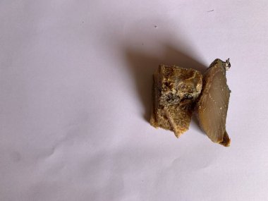 Kuru tuzlu surmai balığı parçaları, daha sonra yemek için korunmuş. Kurutma ya da tuzlama, kuru tuz ya da tuzlu su ile yapılan bir balık koruma yöntemidir..