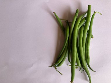 Beyaz arka planda taze taze fasulyeler.