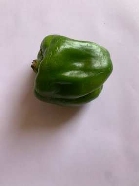 Taze yeşil çan biberi (capsicum) beyaz bir arka plan sebzesi, yiyecek, arka plan