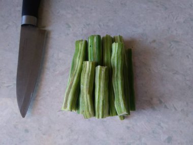 Davul sopaları, soyulmuş davul parçaları. Davul ya da moringa çok iyi ve sağlıklı bir sebzedir.