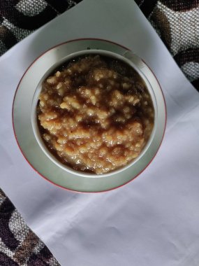 Gahu kheer buğdaydan yapılmış geleneksel, otantik bir Maharashtrian tatlısıdır. Çatlak buğdaydan yapılır. EMMER Buğday ezmesi Bulgur buğday palmiyesi şekeri ve Ghee fındığı..