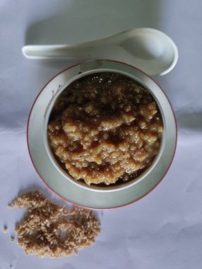 Gahu kheer buğdaydan yapılmış geleneksel, otantik bir Maharashtrian tatlısıdır. Çatlak buğdaydan yapılır. EMMER Buğday ezmesi Bulgur buğday palmiyesi şekeri ve Ghee fındığı..