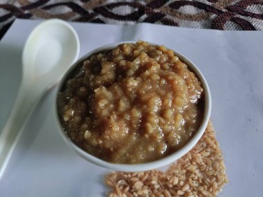 Gahu kheer buğdaydan yapılmış geleneksel, otantik bir Maharashtrian tatlısıdır. Çatlak buğdaydan yapılır. EMMER Buğday ezmesi Bulgur buğday palmiyesi şekeri ve Ghee fındığı..