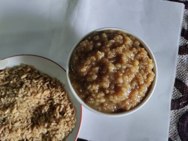 Gahu kheer buğdaydan yapılmış geleneksel, otantik bir Maharashtrian tatlısıdır. Çatlak buğdaydan yapılır. EMMER Buğday ezmesi Bulgur buğday palmiyesi şekeri ve Ghee fındığı..