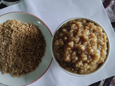 Gahu kheer buğdaydan yapılmış geleneksel, otantik bir Maharashtrian tatlısıdır. Çatlak buğdaydan yapılır. EMMER Buğday ezmesi Bulgur buğday palmiyesi şekeri ve Ghee fındığı..