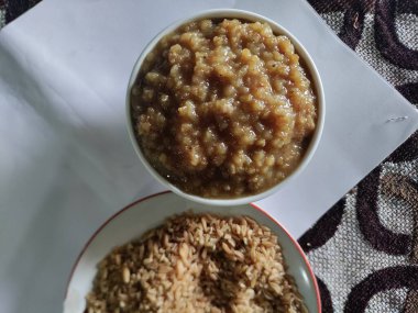 Gahu kheer buğdaydan yapılmış geleneksel, otantik bir Maharashtrian tatlısıdır. Çatlak buğdaydan yapılır. EMMER Buğday ezmesi Bulgur buğday palmiyesi şekeri ve Ghee fındığı..