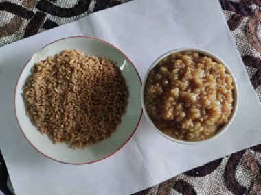 Gahu kheer buğdaydan yapılmış geleneksel, otantik bir Maharashtrian tatlısıdır. Çatlak buğdaydan yapılır. EMMER Buğday ezmesi Bulgur buğday palmiyesi şekeri ve Ghee fındığı..