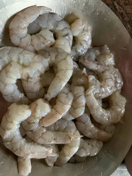 Bir sürü taze karides ve çiğ karides.. 