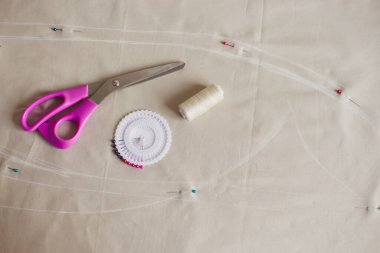 Kumaş pastel rengine aksesuar dikiyorum. Kıyafet yaratma süreci. Terzinin işyeri