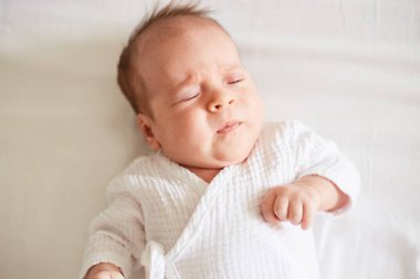 Ağlayan yeni doğan bir aylık erkek bebek. Ağlayan bebek