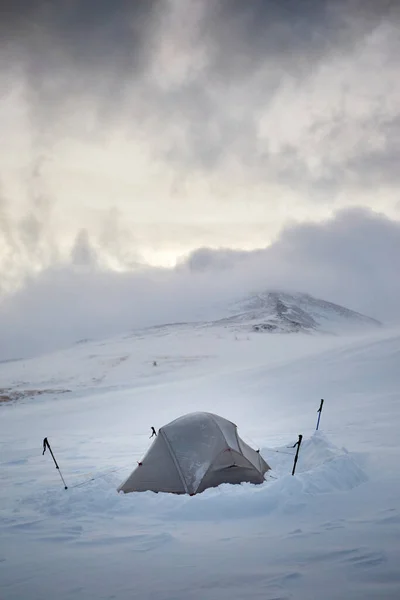 Camping Hiver Tente Touristique Blanche Debout Sur Chaîne Montagnes Hiver — Photo