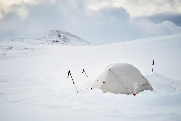 Zimowy Camping Biały Namiot Turystyczny Stojący Zimowym Paśmie Górskim Pokrytym — Zdjęcie stockowe