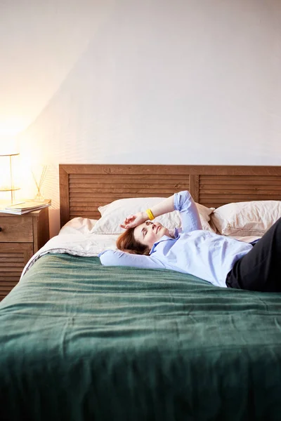 Przytulny Portret Tysiącletniej Kobiety Relaksującej Się Przytulnym Łóżku Sypialnia Nowoczesnym — Zdjęcie stockowe