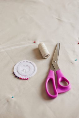 Kumaş pastel rengine aksesuar dikiyorum. Kıyafet yaratma süreci. Terzinin işyeri