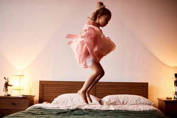 Mała Biała Dziewczynka Bawi Się Dobrze Wskakuję Łóżka Świąteczny Poranek — Zdjęcie stockowe