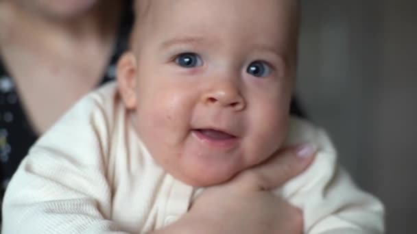 Lächelnder Neugeborener Junge Lächelndes Baby — Stockvideo