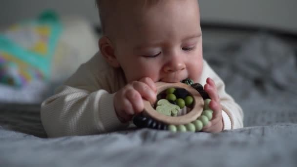 Дитяча Жувальна Іграшка Немовля Росте Першим Зубом Хлопчик Кусає Іграшку — стокове відео